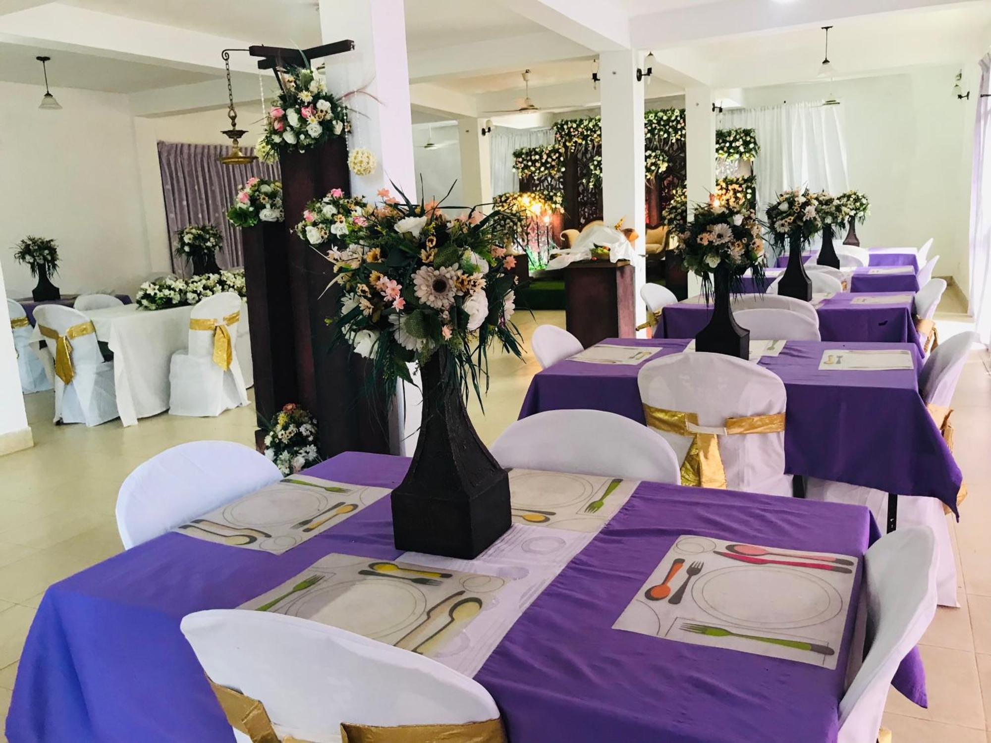 Manel Guest House Полоннарува Экстерьер фото