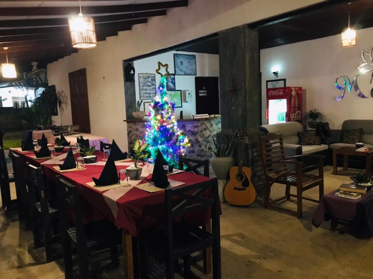 Manel Guest House Полоннарува Экстерьер фото
