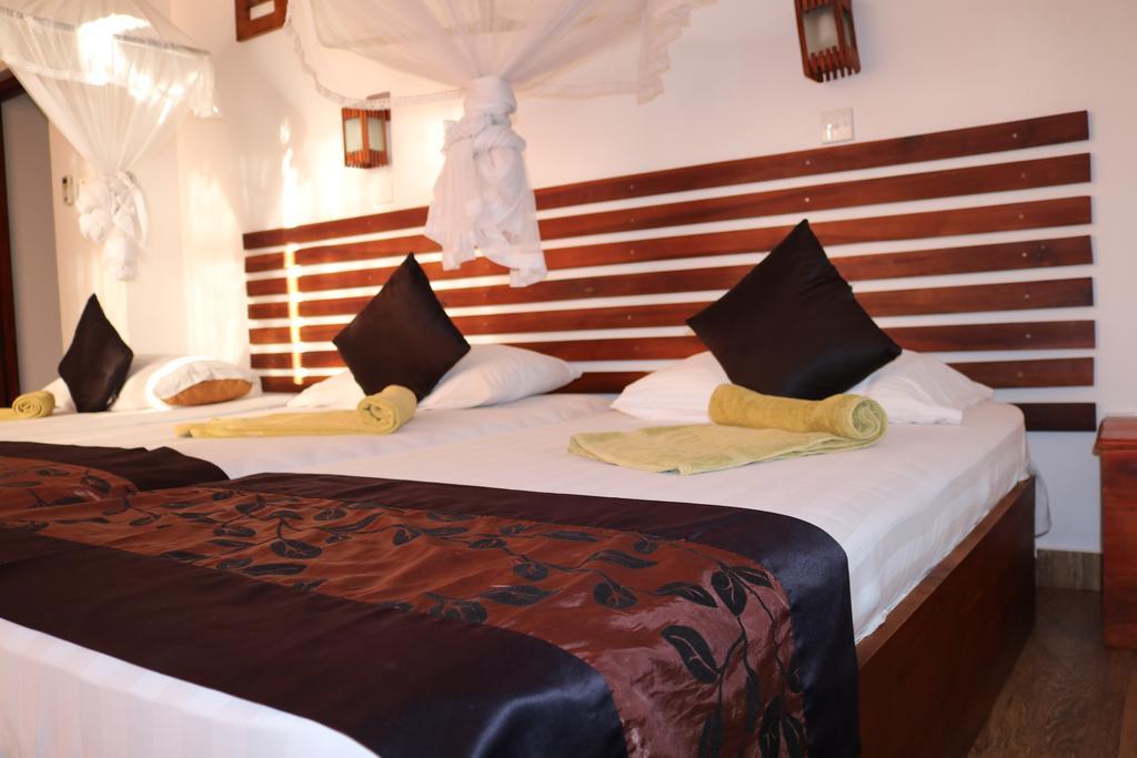 Manel Guest House Полоннарува Экстерьер фото