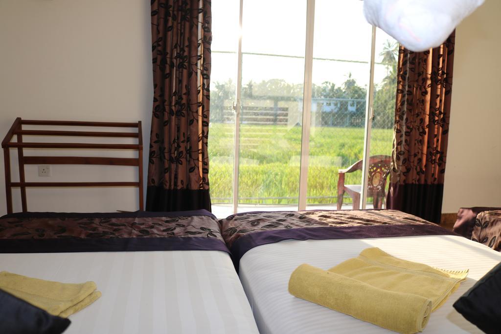 Manel Guest House Полоннарува Экстерьер фото