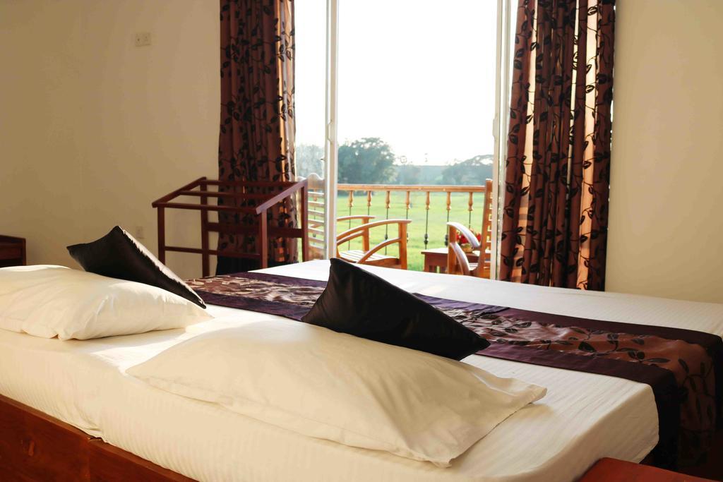 Manel Guest House Полоннарува Экстерьер фото