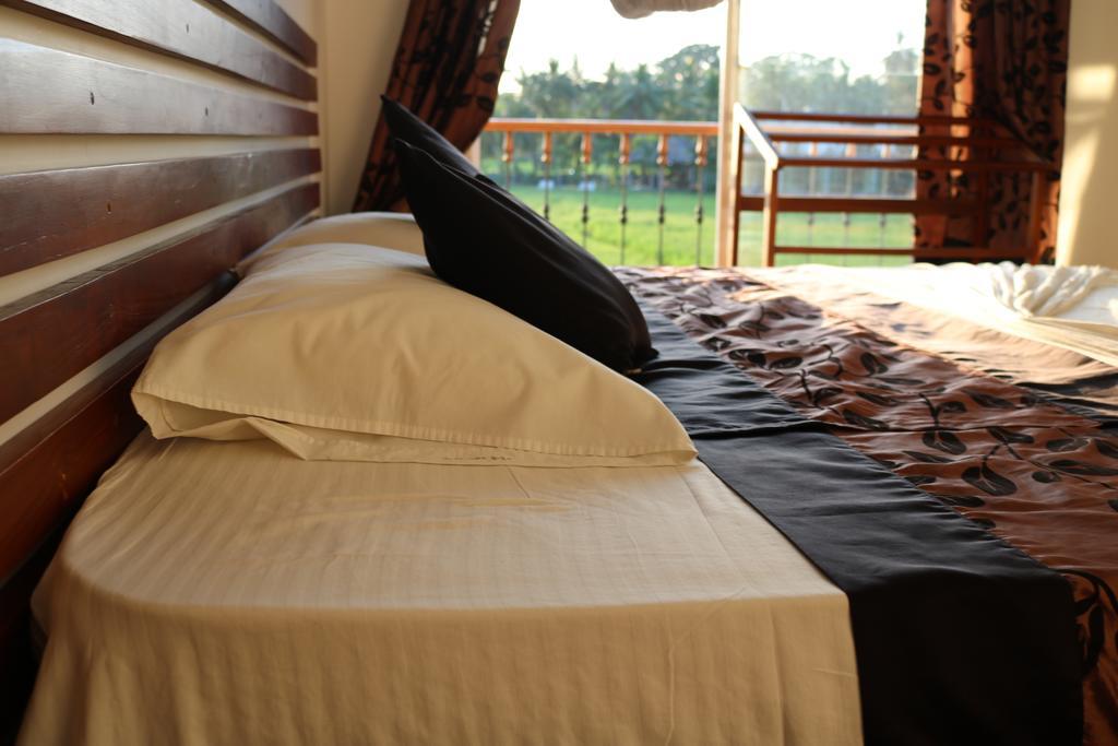 Manel Guest House Полоннарува Экстерьер фото