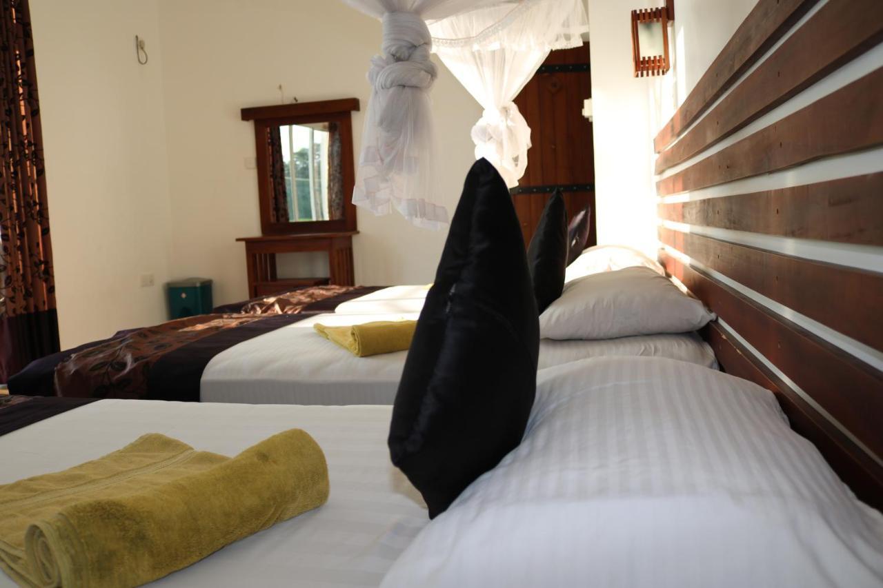 Manel Guest House Полоннарува Экстерьер фото