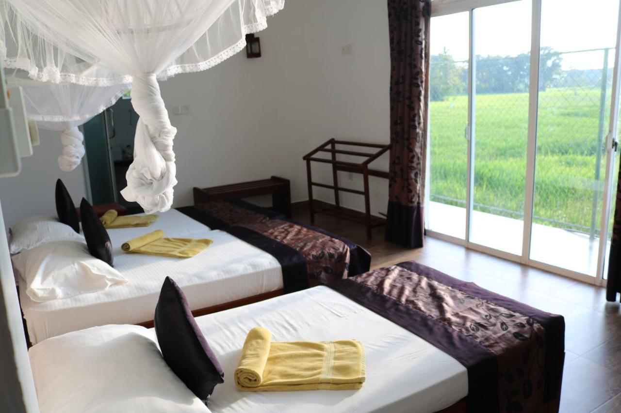 Manel Guest House Полоннарува Экстерьер фото